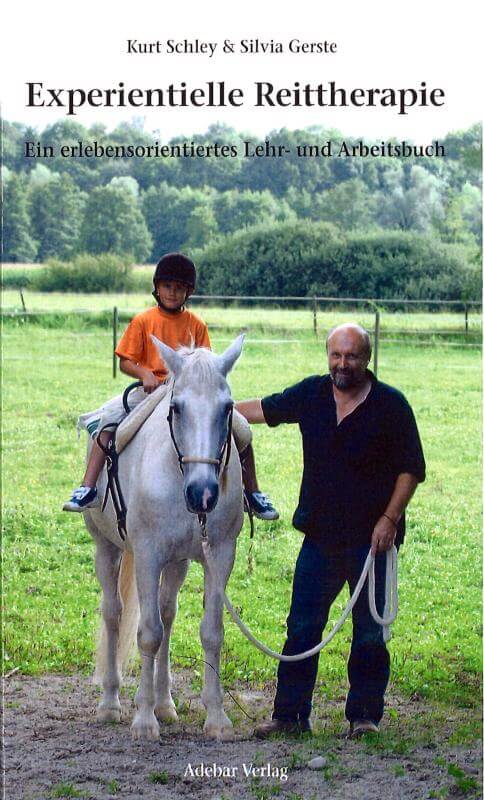 Buchcover. Ein Mann steht neben einem Pferd auf dem ein Kind sitzt.